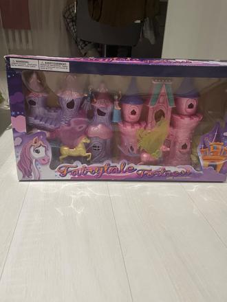 Hrad s postavičkami,