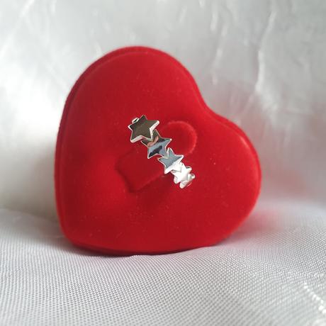 Strieborný prsteň hviezdy,