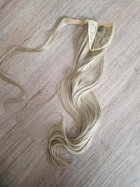 Zvlnený blond cop, príčesok, 65 cm,