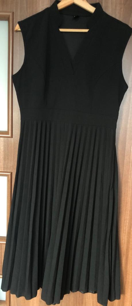 Čierne plisované šaty, 40