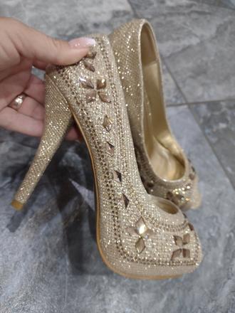 Nádherné lodičky, 36