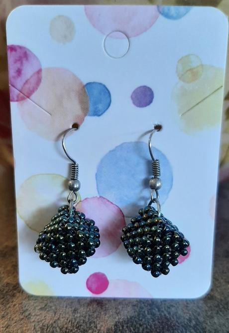 Náušnice v tvare kocky,