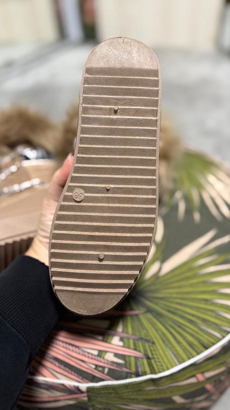 Snehule s kožušinou, 36