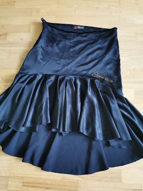 Čierna saténová sukňa, 40