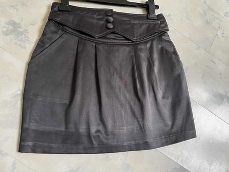 Minisukňa z pružného saténu, 36