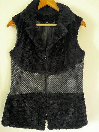 Týlová čierna vesta (kožušina + koženkový detail), m