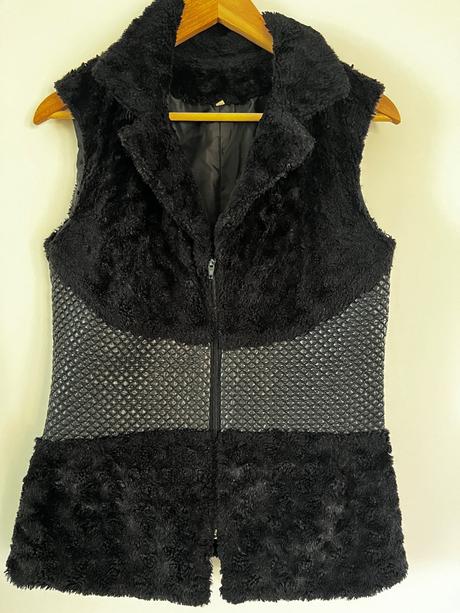 Týlová čierna vesta (kožušina + koženkový detail), m