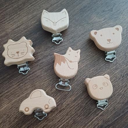 Drevené klipy na retiazku na cumlík - rôzne, 
