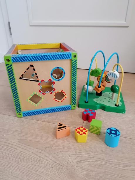 Drevená didaktická kocka s labyrintom a aktivitami, 