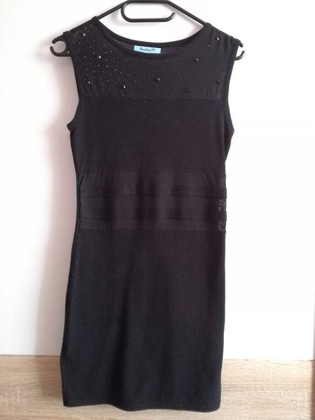 Šaty s kamienkami, s