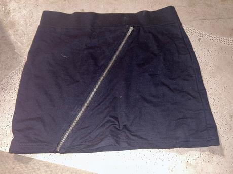 Sukna so zipsom, 146