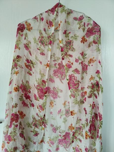 Kvietkovaný šál na leto,