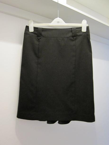 Cierna sukna s volanom na zadnej strane, new look,38