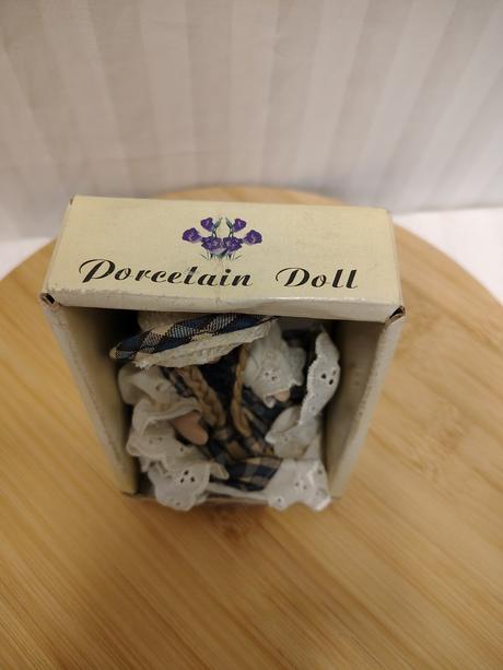 Zberateľská porcel. bábika, pôvodné balenie 11 cm, 