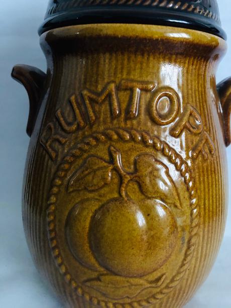 Rumtopf nadoba s ovocim,