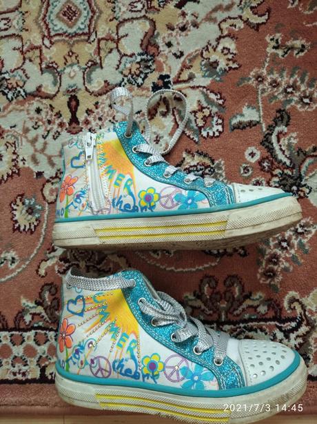 Blikajúce vyššie tenistky, 29