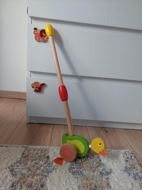 Drevený káčer na tyči, 