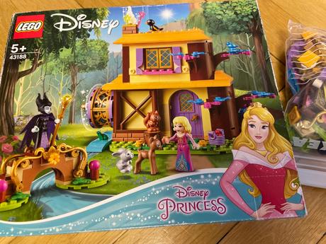Lego 43188 disney princess lesná chata aurory, 