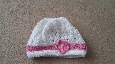 Háčkovaná čiapka s kvietkom, 62