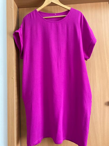 Raz oblečené fialkové šaty uni, 