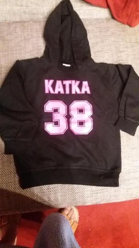 Mikina s menom katka, 122