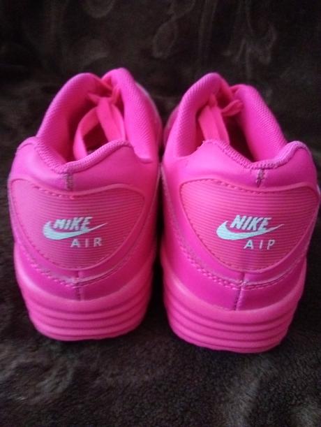 Krikľavé tenisky, 37