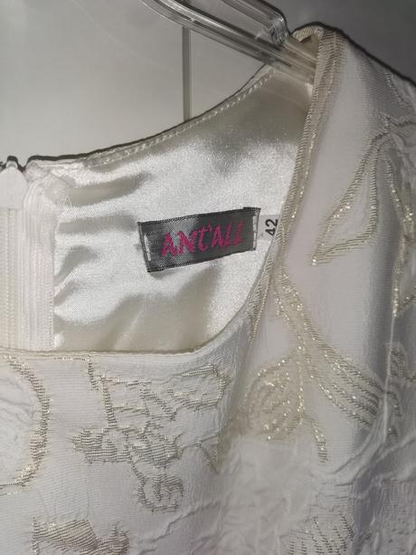 Krémovo béžové šaty so zlatými aplikáciami, 42