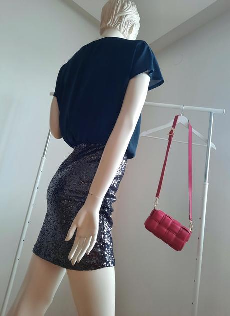 Šaty koktejlky s flitrami, s