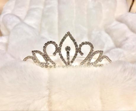 Stredne veľká svadobná korunka.,