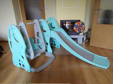 Detská šmykľavka s hojdačkou,