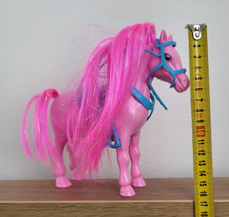 Rúžový kôň s postrojom,