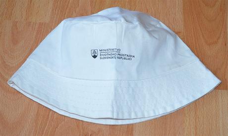 Biely klobucik, vel. 104-110 (3-5 r.), obv. 53cm, 104