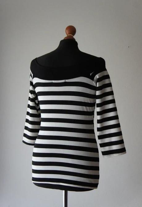 Štýlové čiernobiele pruhované tričko s lodičkovým, atmosphere,m