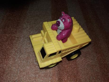 Striekacie auto s medveďom, 