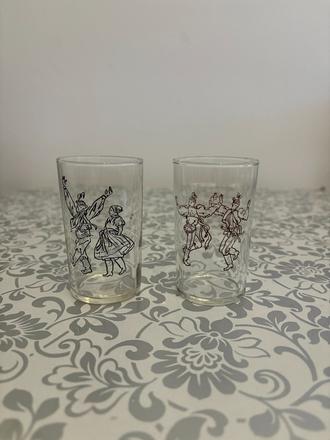 Dva vzorované poháre folk,