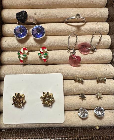 Balík náušníc a prsteňov, 