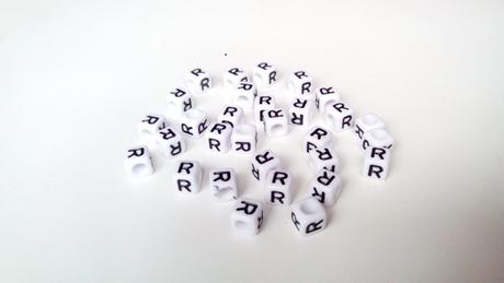 Písmenka kocky biele r,