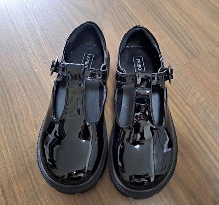 Cierne lakovane balerinky s remienkom v. 35, 35