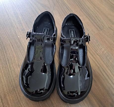 Cierne lakovane balerinky s remienkom v. 35, 35