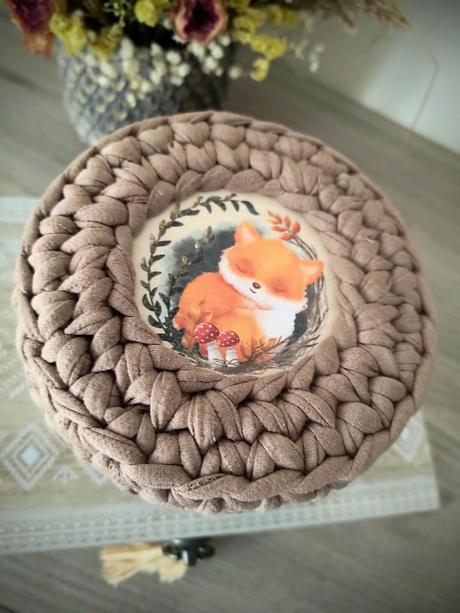 Háčkovaný košík s vekom,