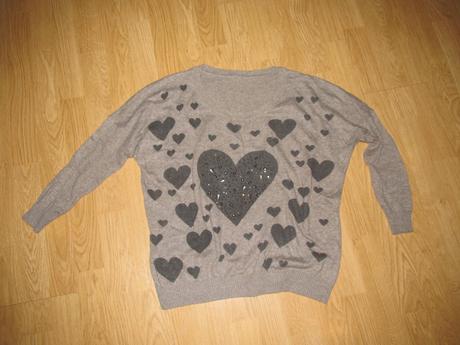Šedý sveter zo srdiečkom v. 42, 42