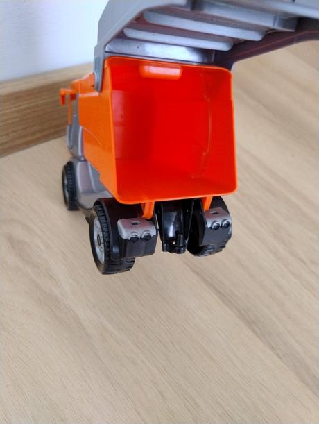 Smetiarske a nákladné auto,