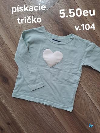 Pískacie tričko, 104