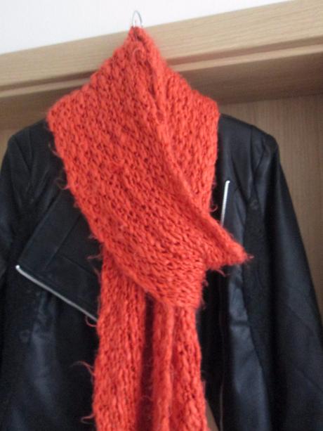 Šál tehlovej farby,