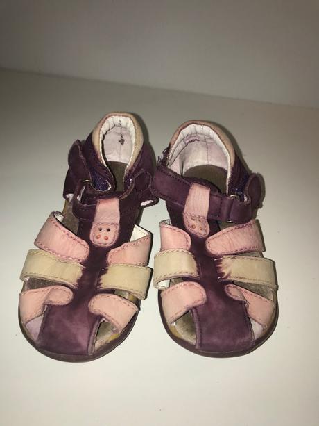 Fialové sandálky, 22