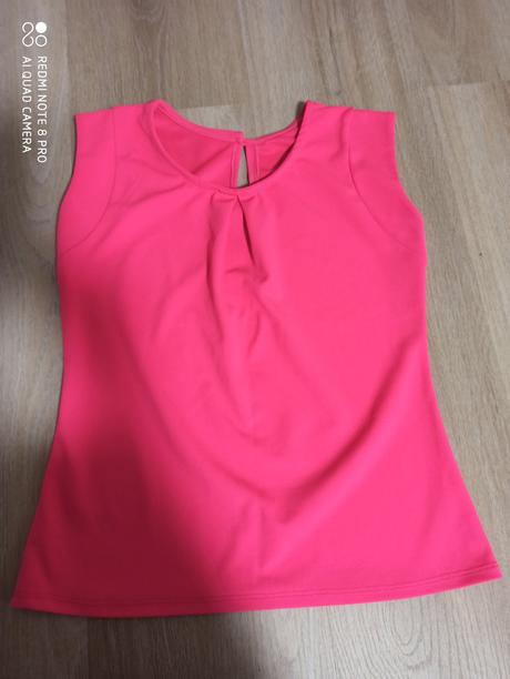 Top s náhrdelníkom, s