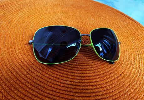 Okuliare s neónkovým rámom,
