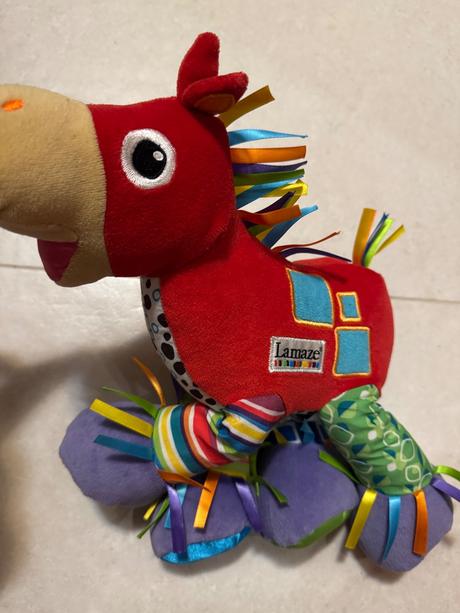 Červený koník lamaze,