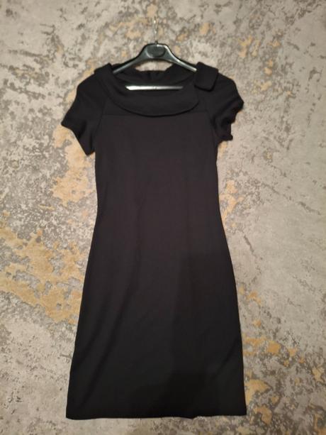 Krásne jednoduché elegantné čierne šaty, 34