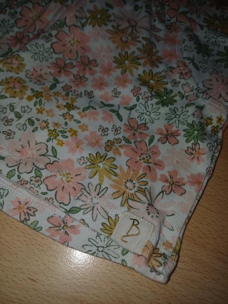 Kvetovane šortky s volánikmi, 104